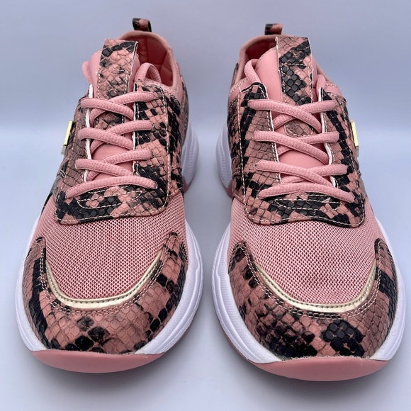 Guess GBG Women's Shoe Jimmy Lace-up Sneakers Pink Digital Camo Size 10 M US - Picture 2 of 7